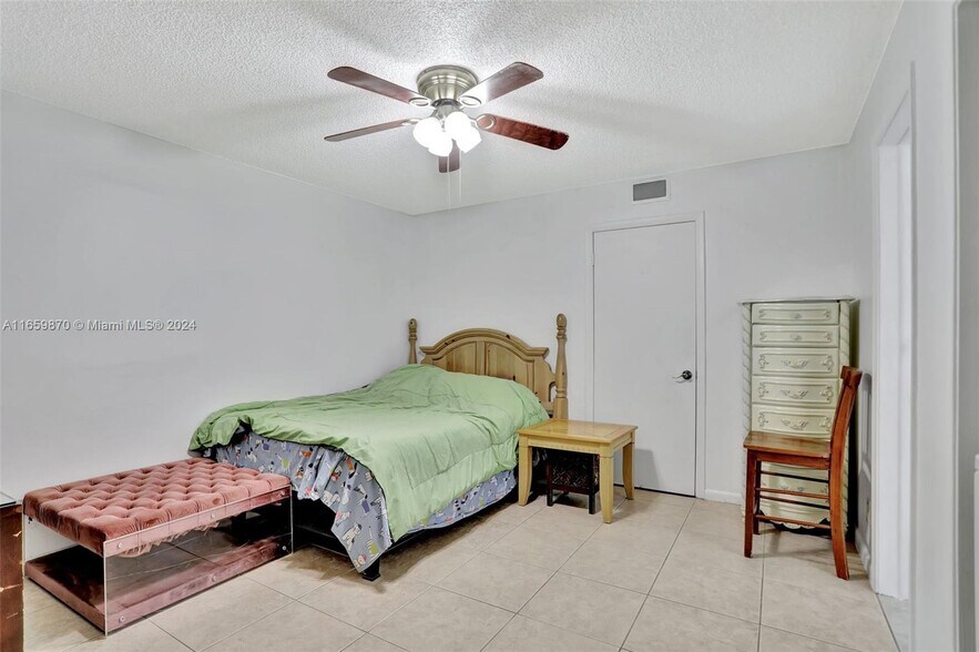 Building Photo - 1690 NE 34th Ln