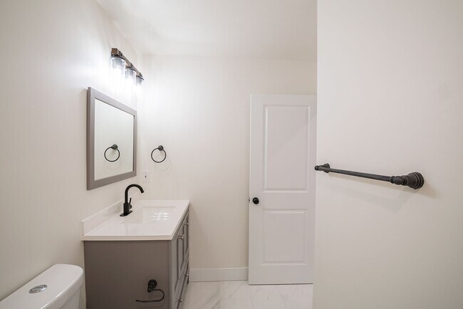 Building Photo - 2022 N 5th St