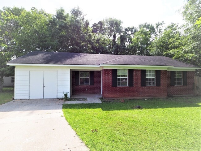 Building Photo - Four Bedroom House in Foley!