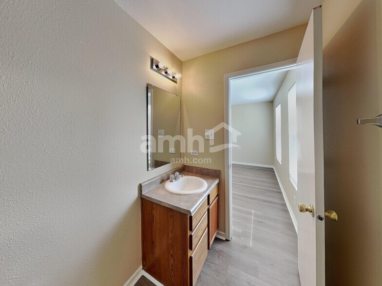 Building Photo - 1373 Bluestem Dr