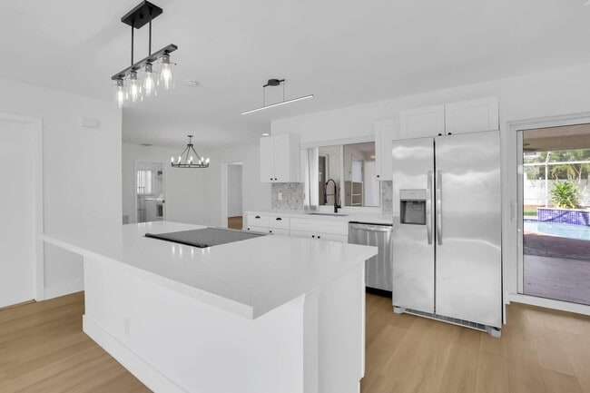 Building Photo - 905 Sunset Rd