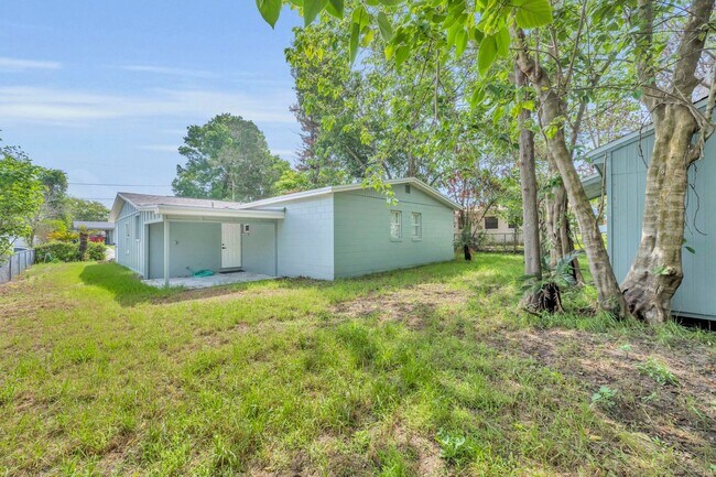 Building Photo - Charming 3 Bedroom, 2 Bathroom House!