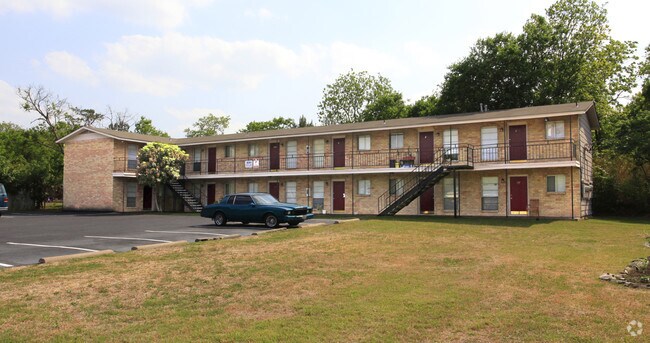 Primary Photo - 501-601 Deen Ave