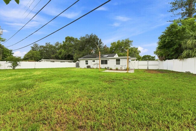 Building Photo - 7235 Orpine Dr N