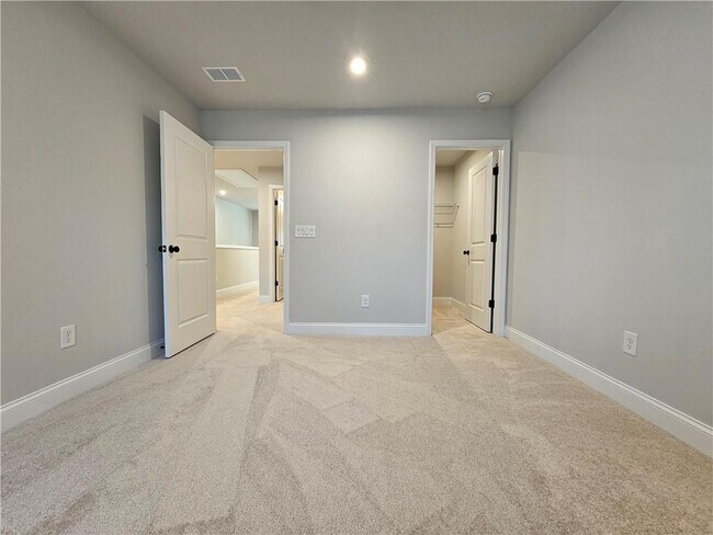Building Photo - 5030 Sierra Creek Dr NE