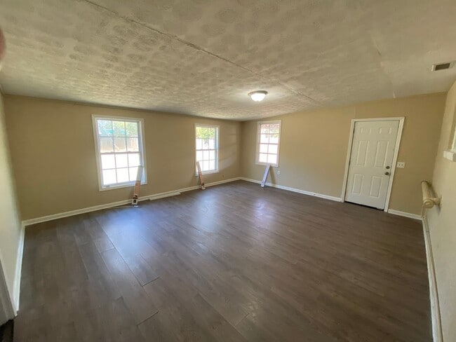 Building Photo - 5 Bedroom / 2 Bathroom Home for Rent in Columbus, GA 31906