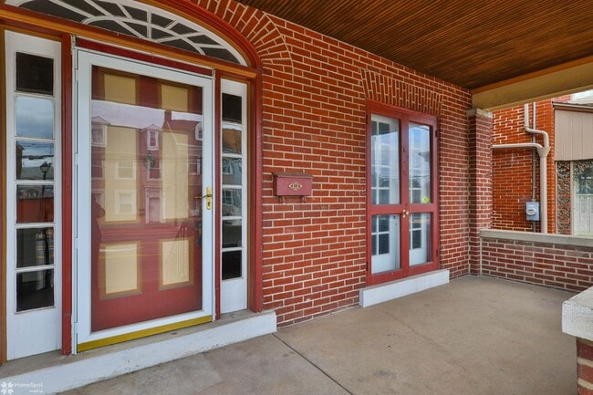 Building Photo - MACUNGIE 4BR 1.5 BATH CLASSIC HOME