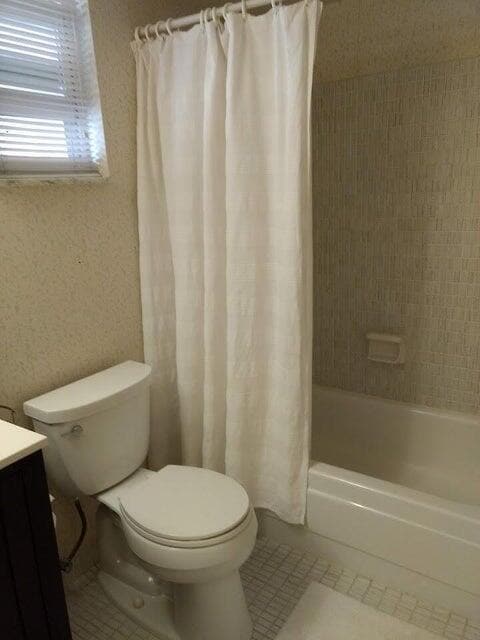 Building Photo - 2615 Garden Dr N