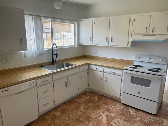 Building Photo - Classic 3Bed/2Bath single story home located near Boulder Highway