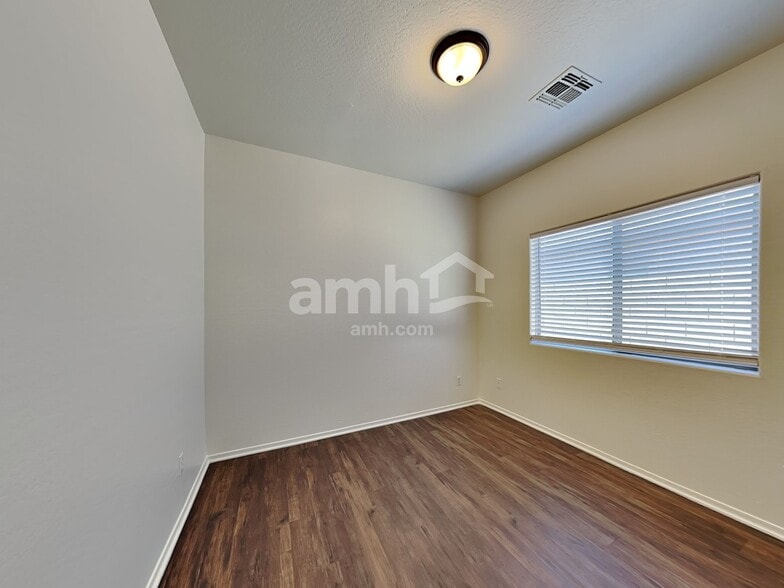 Building Photo - 10121 W Luxton Ln