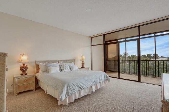 Building Photo - 11370 12 Oaks Way