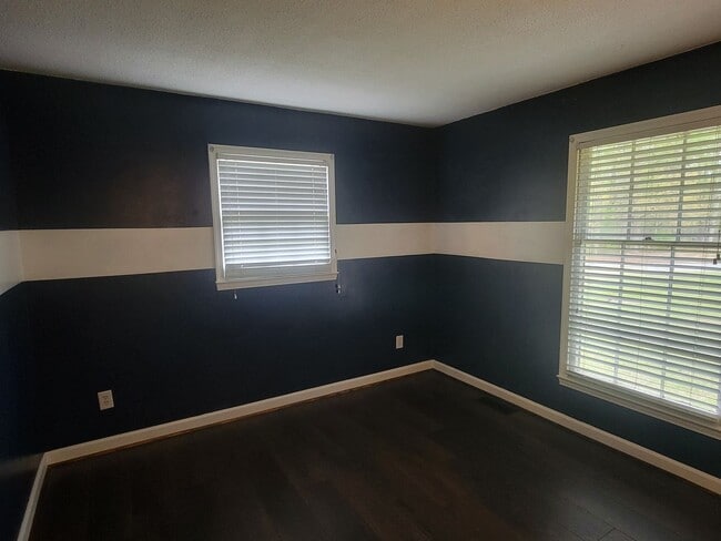 Building Photo - 3 Bedroom 2 Bathroom Home