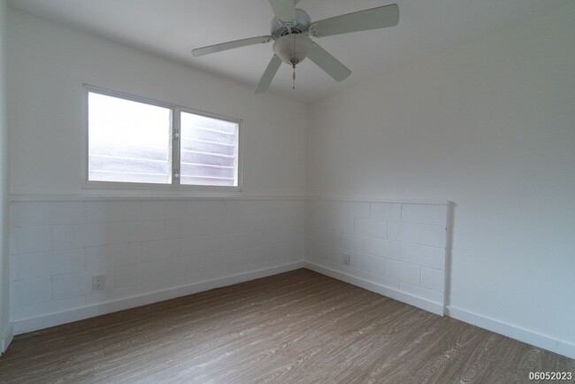 Building Photo - Spacious 4BR/2.5BA/2PKG Townhome with Ocea...