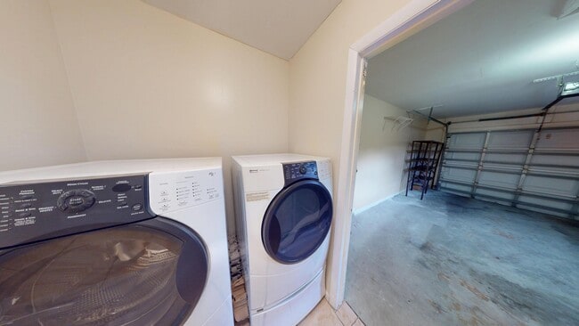 Building Photo - 121 Lake Paula Dr