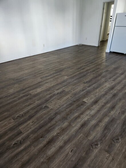 Building Photo - 4323 Van Nuys Blvd