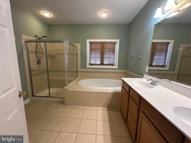 Building Photo - 9430 Dunraven St