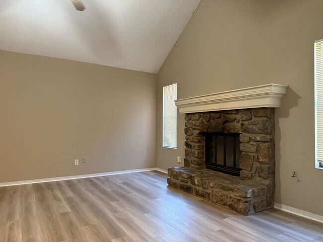 Building Photo - 127 Rolling Oaks Dr