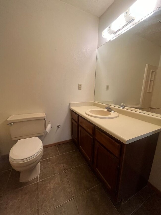 Building Photo - Townhouse with Garage!