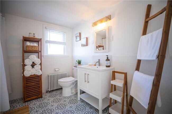 Building Photo - 19-21 Crest St