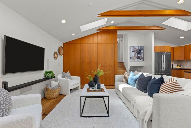 Building Photo - Modern Retreat in the Heart of Capitol Hil...