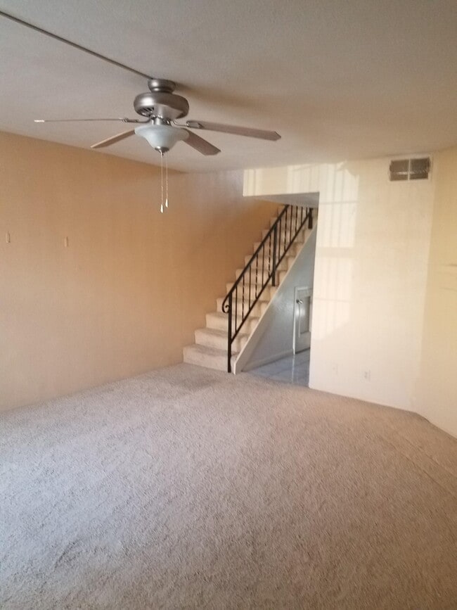 LR - 3301 Monroe St NE