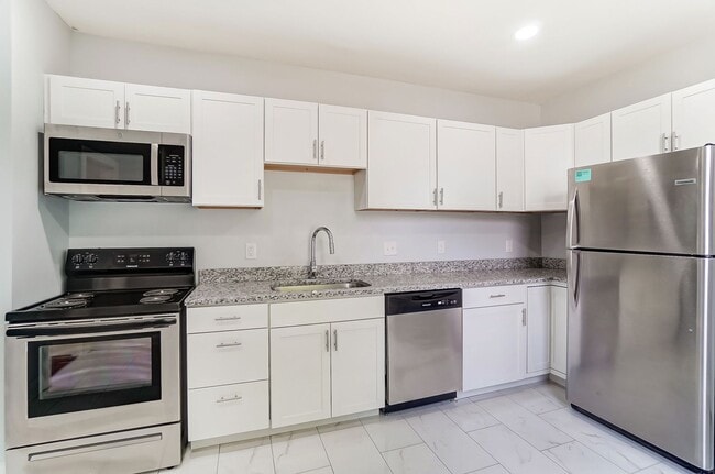 Building Photo - Spacious 3 Bedroom in Hamilton!