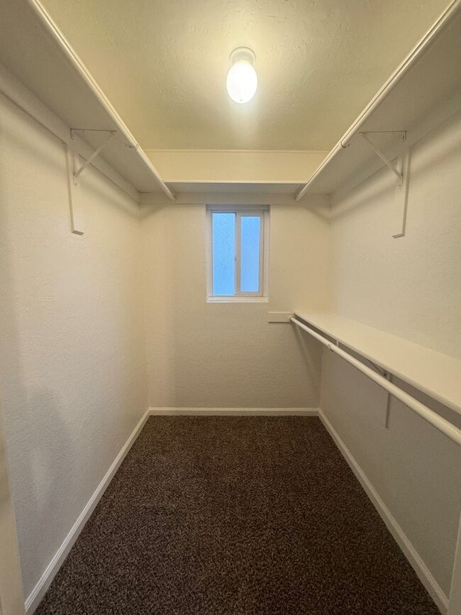 Building Photo - Spacious 3 Bedroom!