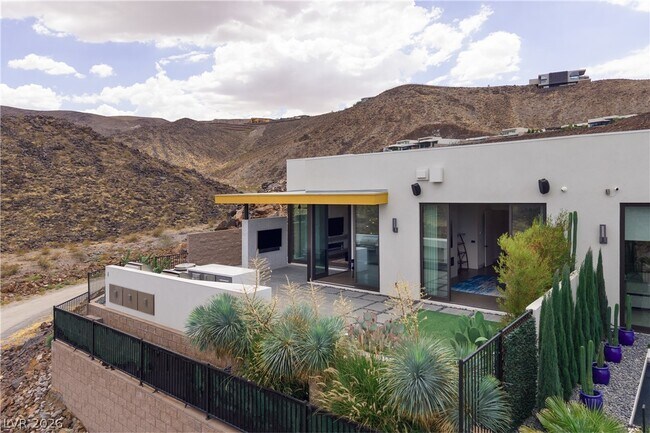Building Photo - 692 Scenic Cliff Dr