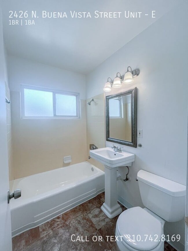 Building Photo - 2426 N Buena Vista St