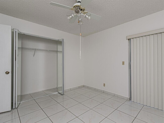 Building Photo - 556 Woodgate Cir
