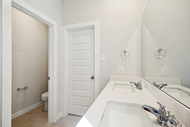 Building Photo - 586 Avisa Dr