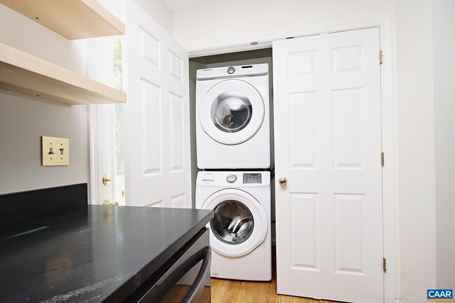 Building Photo - 211 Greentree Park