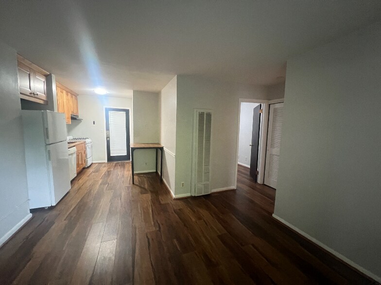 Building Photo - 860 Monroe Dr NE