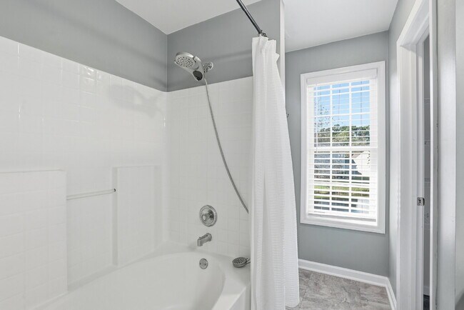 Building Photo - Bright and Airy Three Bedroom Home in Lake Linden! *MOVE IN SPECIAL AVAILABLE*