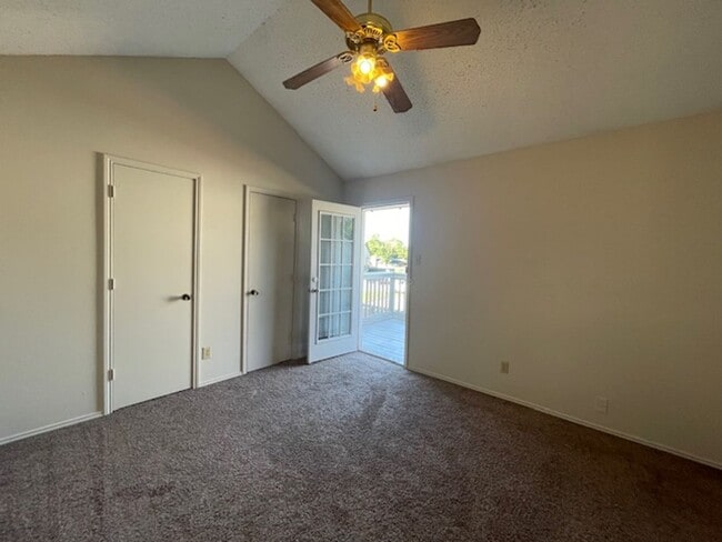 Building Photo - 221 Meadow Ct