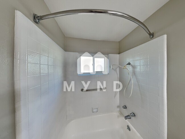 Building Photo - 6500 Country Club Dr Apt 1