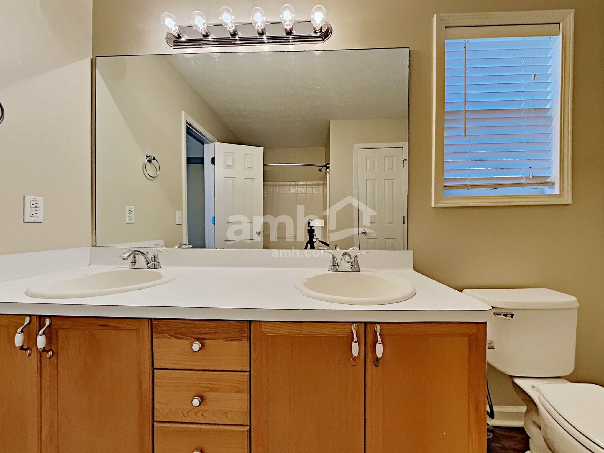 Building Photo - 624 Glendale Forest Dr