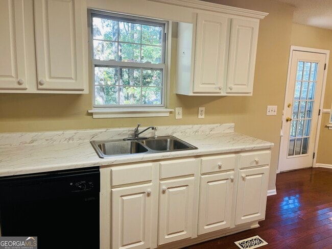 Building Photo - 129 Lost Lake Dr