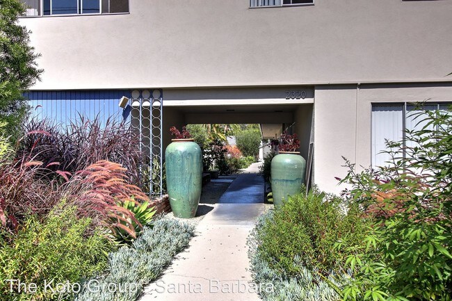 Building Photo - 2320 De La Vina St