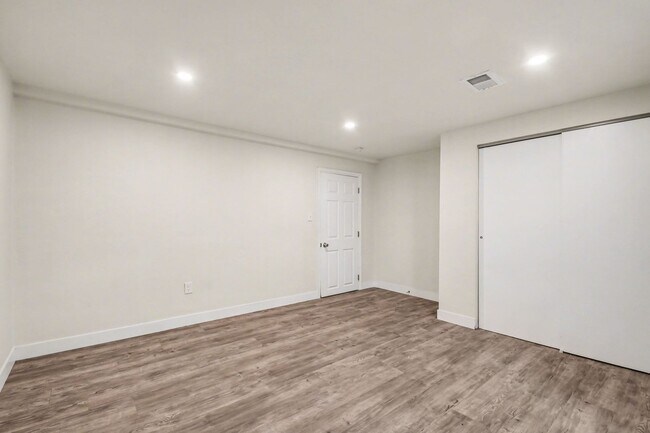 Building Photo - Students Welcome!! Updated 6 Bedroom, close to campus!! Flexible Move In Date (May, June, July or...