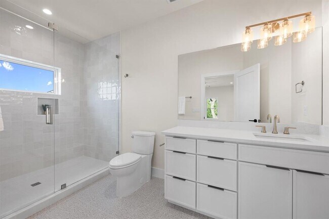 Building Photo - 13 Autumn Oaks Dr