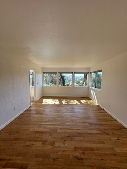 Building Photo - 18 Pepper Way