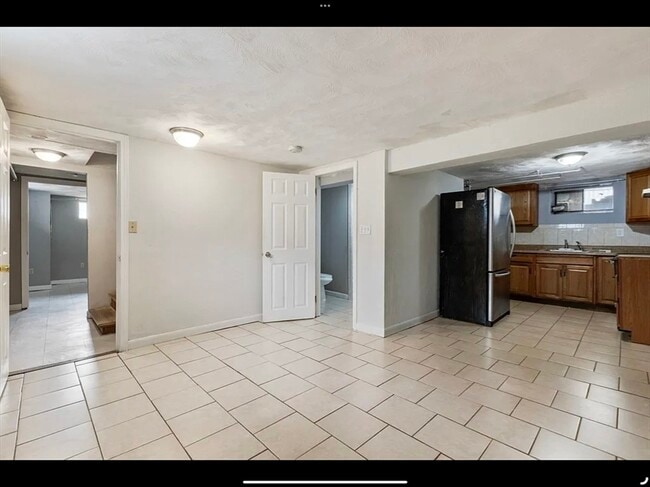 Building Photo - 1800 River St