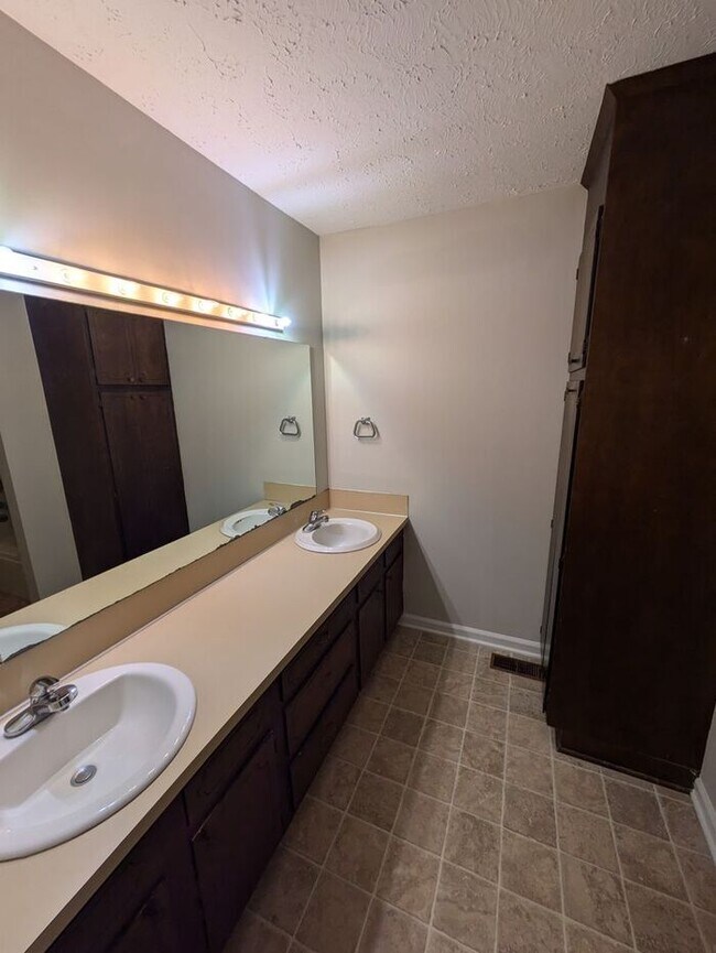 Building Photo - 3BD/2BA Unit in Hickory