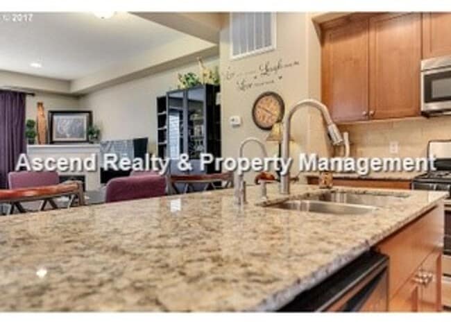 Building Photo - **Move In Special** Heart of Hillsboro HiTech 3 Bed Townhome Attached Garage 1 Small Pet w/Pet Rent