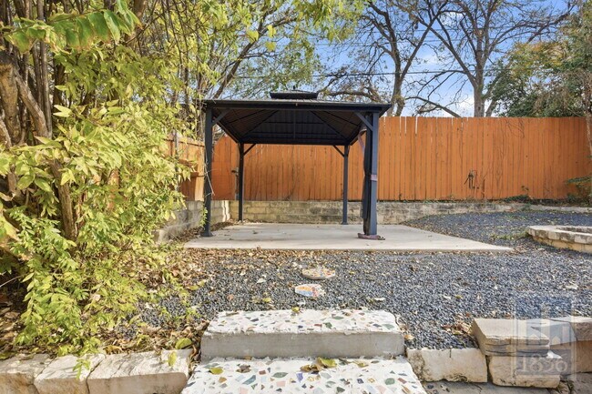 Building Photo - 6809 Columbia Dr