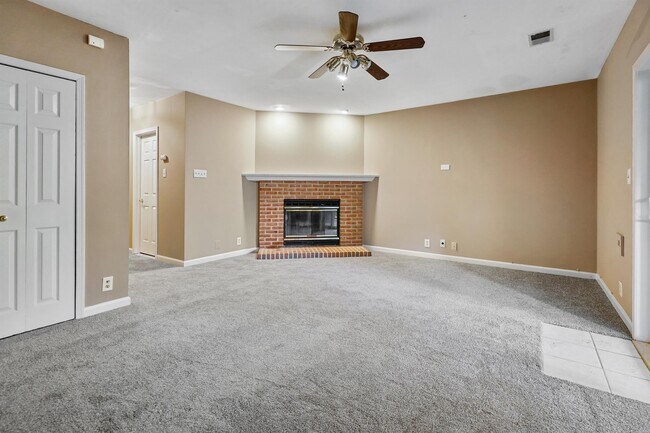 Building Photo - 923 Hidden Moss Dr