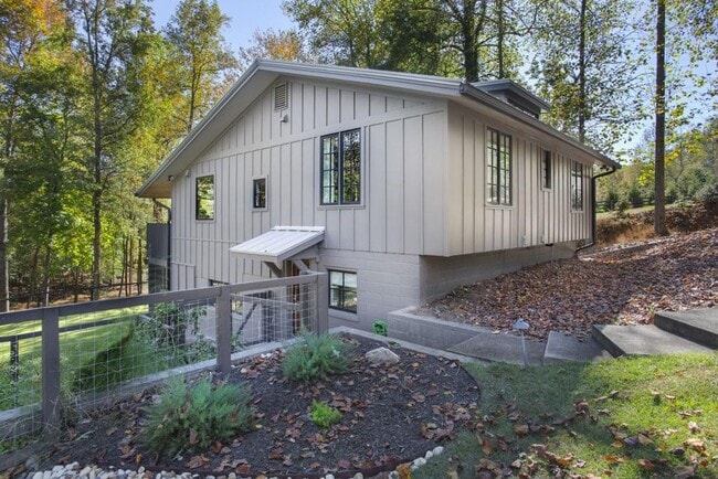 Building Photo - 8885 Bay Dr