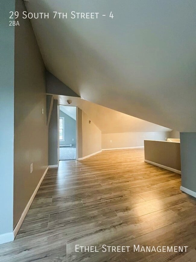 Building Photo - Newly-Updated 2 Bedroom Apartment