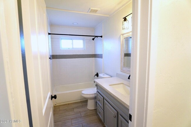 Building Photo - 2114 W San Juan Ave